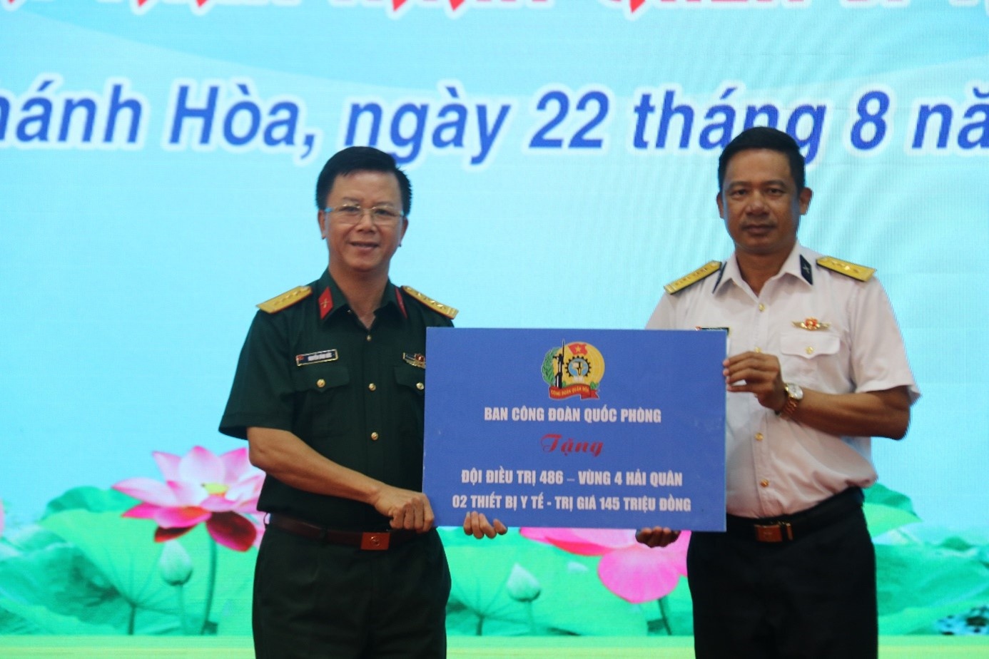 Công đoàn Y tế Việt Nam tặng quà, khám chữa bệnh cho cán bộ, chiến sĩ và thân nhân Vùng 4 Hải quân