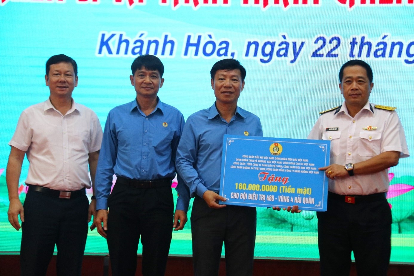 Công đoàn Y tế Việt Nam tặng quà, khám chữa bệnh cho cán bộ, chiến sĩ và thân nhân Vùng 4 Hải quân