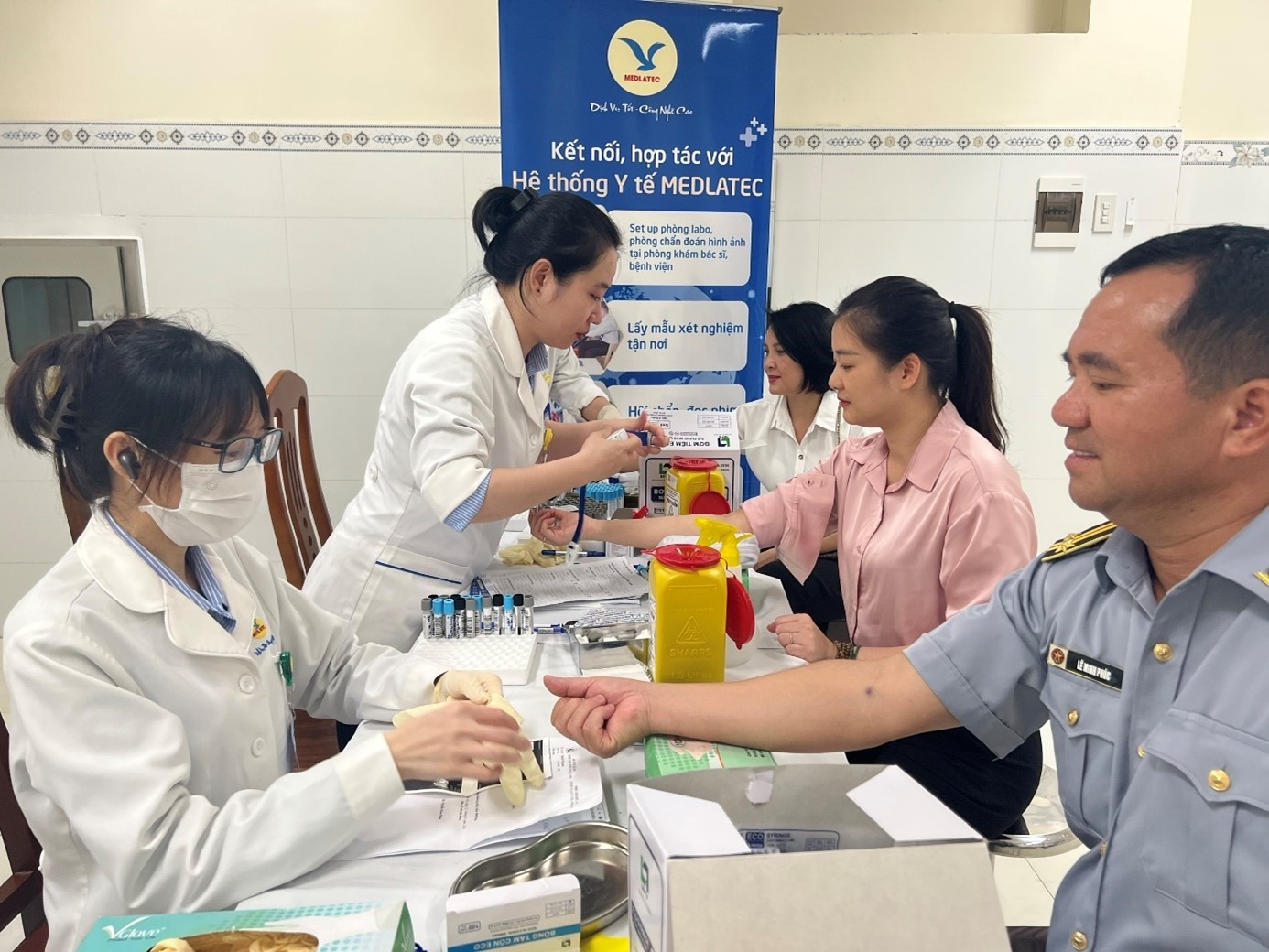 Công đoàn Y tế Việt Nam tặng quà, khám chữa bệnh cho cán bộ, chiến sĩ và thân nhân Vùng 4 Hải quân