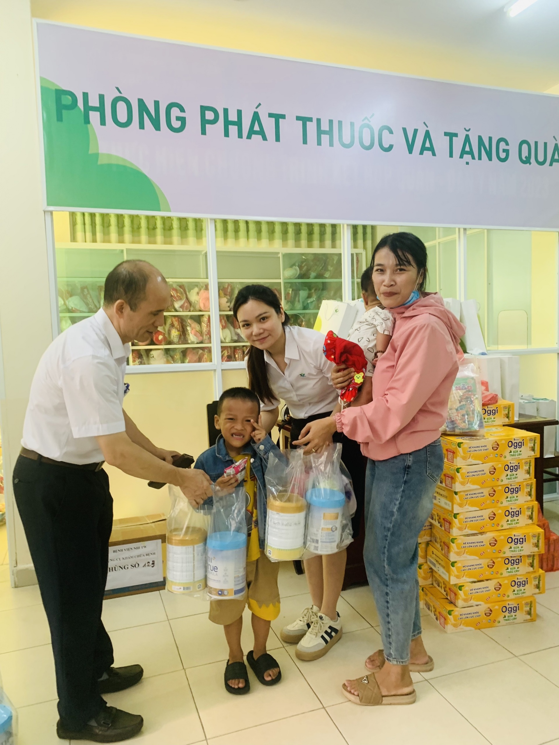 Công đoàn Y tế Việt Nam tặng quà, khám chữa bệnh cho cán bộ, chiến sĩ và thân nhân Vùng 4 Hải quân