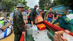 Tình dân tộc, nghĩa đồng bào mạnh hơn trong bão lũ…