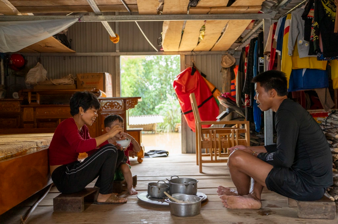 Quảng Bình: Người dân vùng lũ Minh Hóa chủ động ứng phó với mưa lũ an toàn