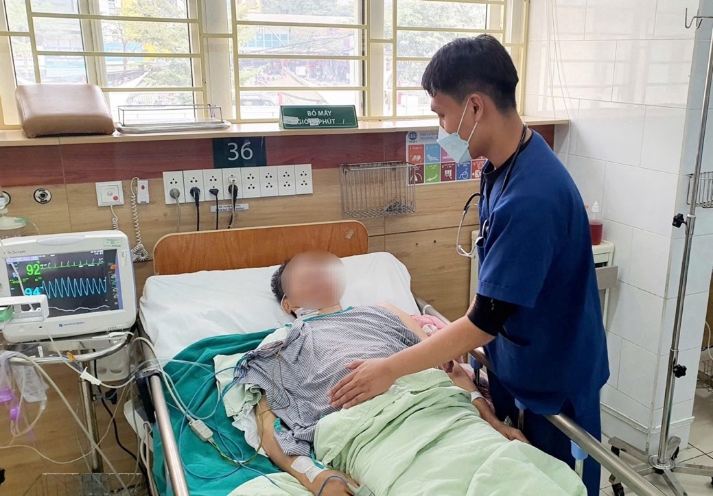 Hóa chất acetonitrile trong rượu gây ngộ độc thế nào mà khiến 2 người chết, 20 người nhập viện?