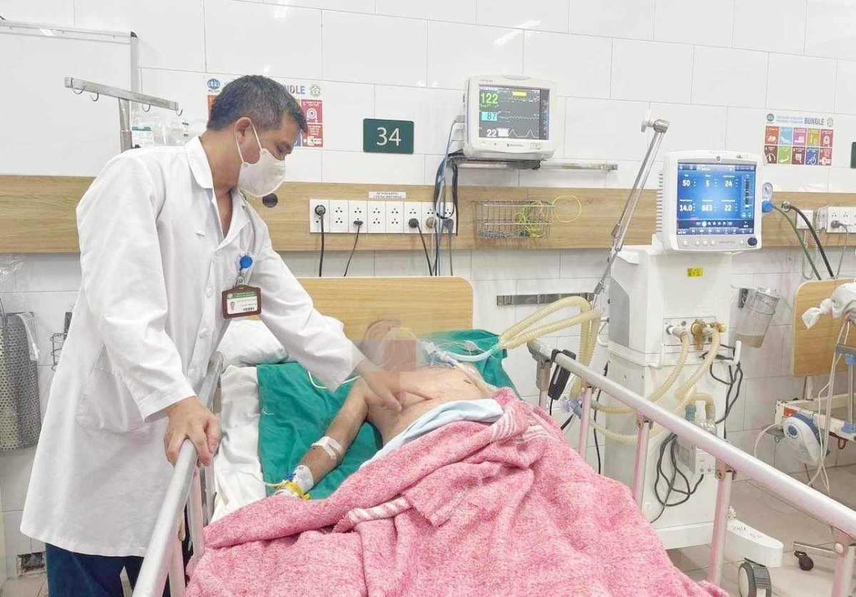 Hóa chất acetonitrile trong rượu gây ngộ độc thế nào mà khiến 2 người chết, 20 người nhập viện?