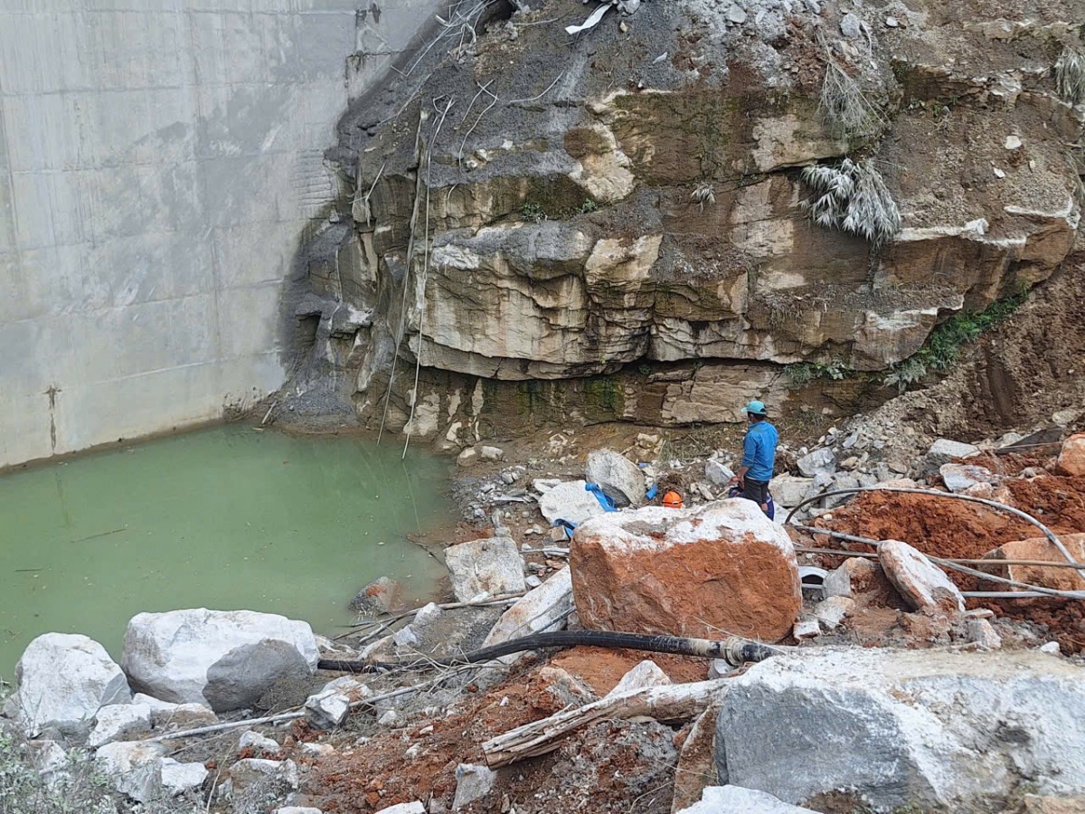 Hố nước sâu cạnh chân đập thủy điện