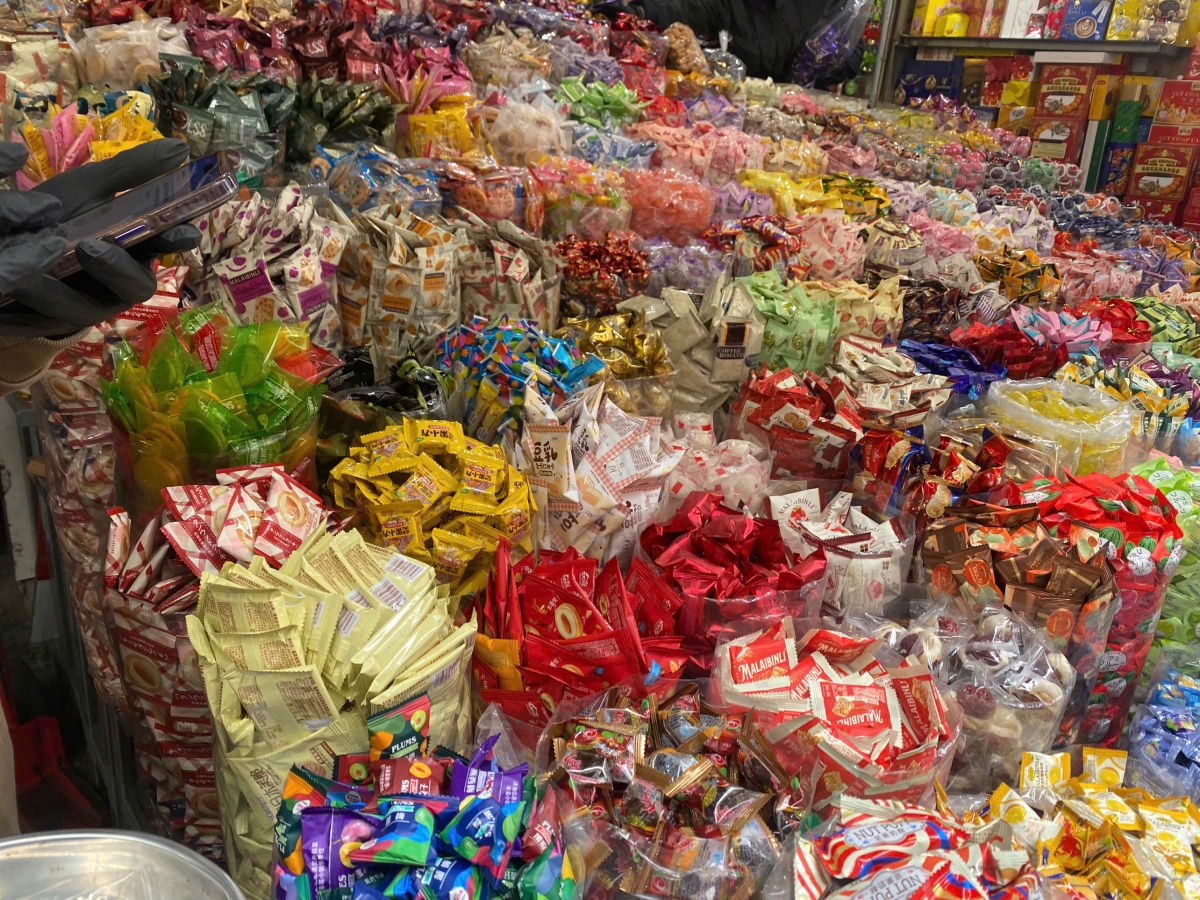 Nhộn nhịp thị trường bánh kẹo Tết: Cảnh giác hàng giả, hàng nhái