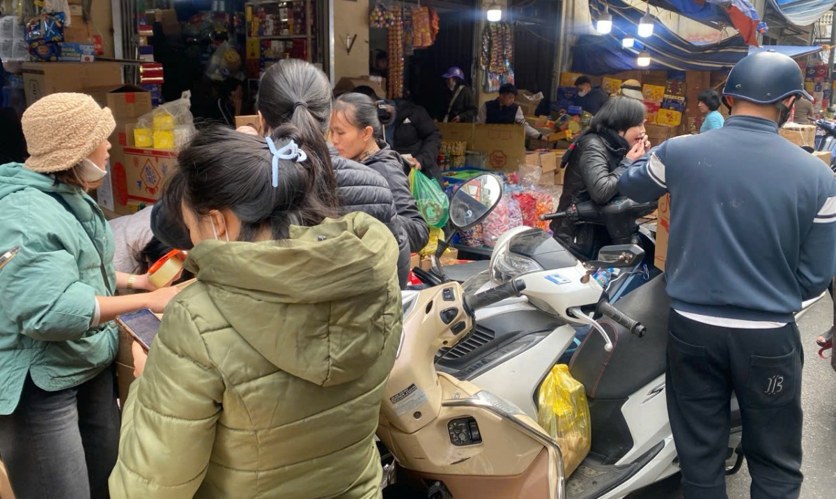 Nhộn nhịp thị trường bánh kẹo Tết: Cảnh giác hàng giả, hàng nhái