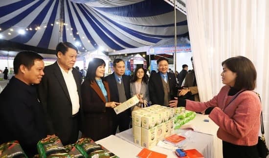 Chợ Tết Công đoàn: Mua sắm an toàn, đón Tết ấm áp