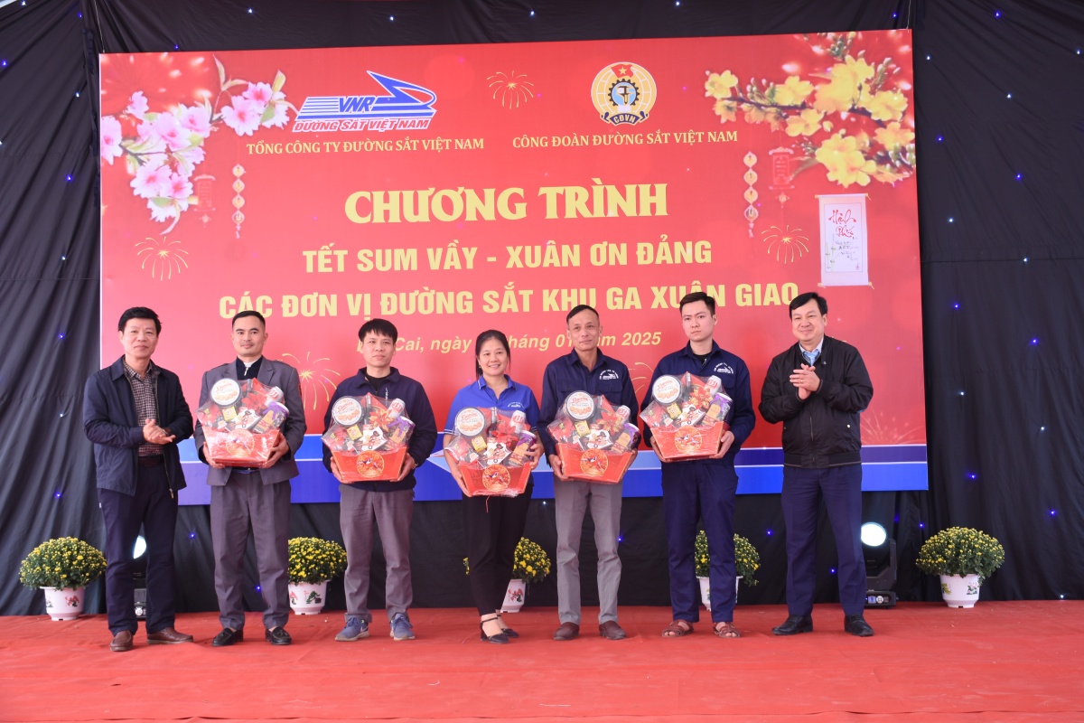 Tết ấm áp, sum vầy bên đường ray của người lao động đường sắt