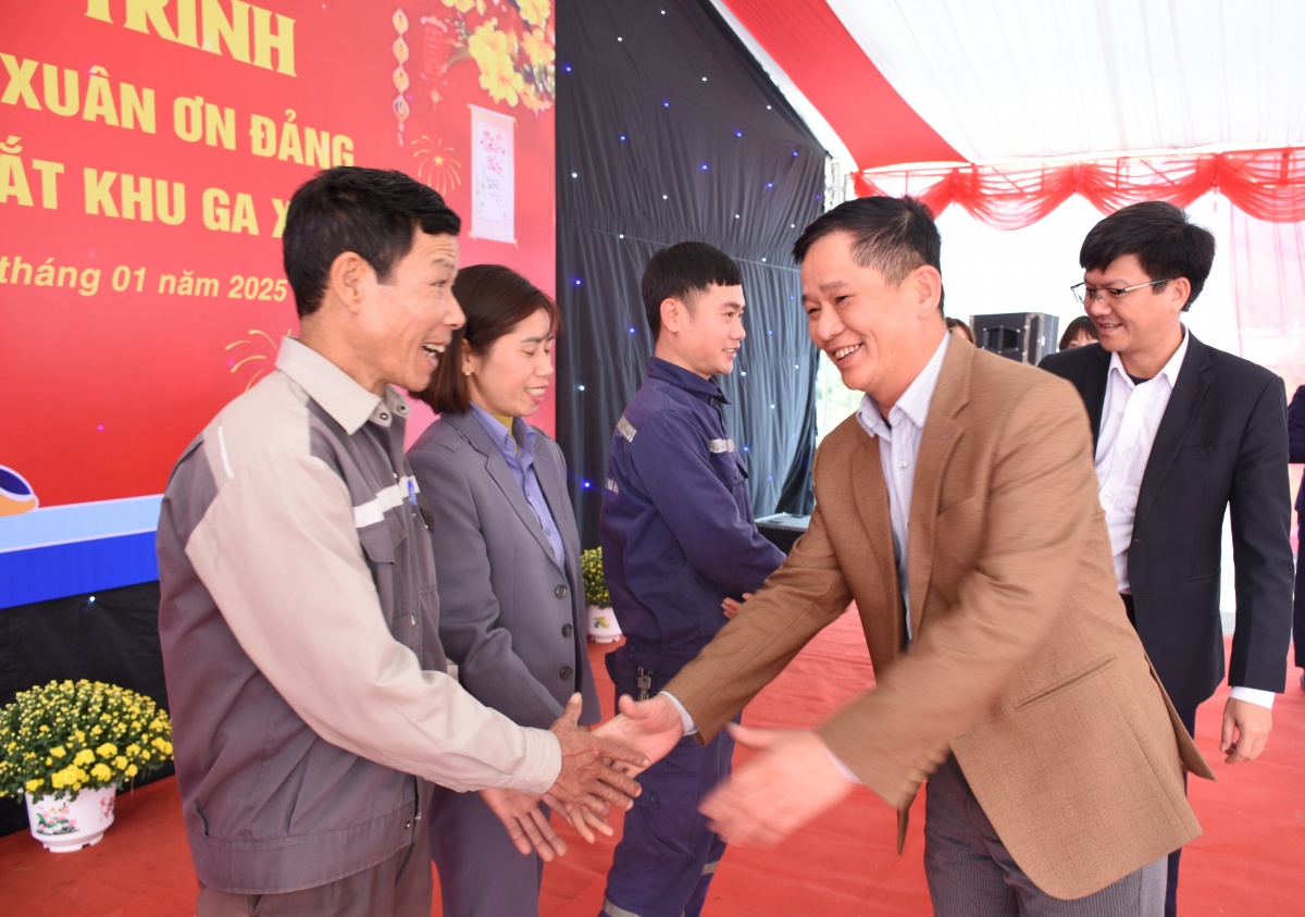 Tết ấm áp, sum vầy bên đường ray của người lao động đường sắt