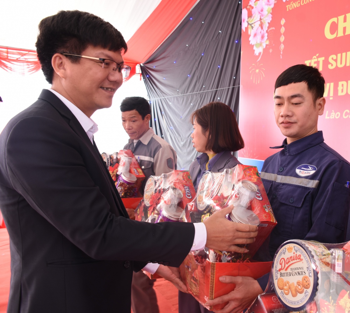 Tết ấm áp, sum vầy bên đường ray của người lao động đường sắt