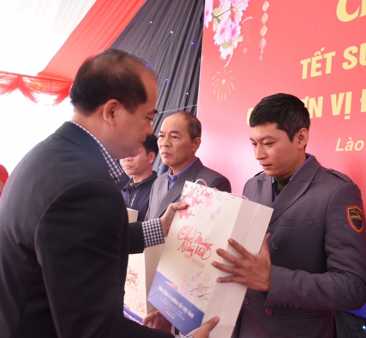 Tết ấm áp, sum vầy bên đường ray của người lao động đường sắt