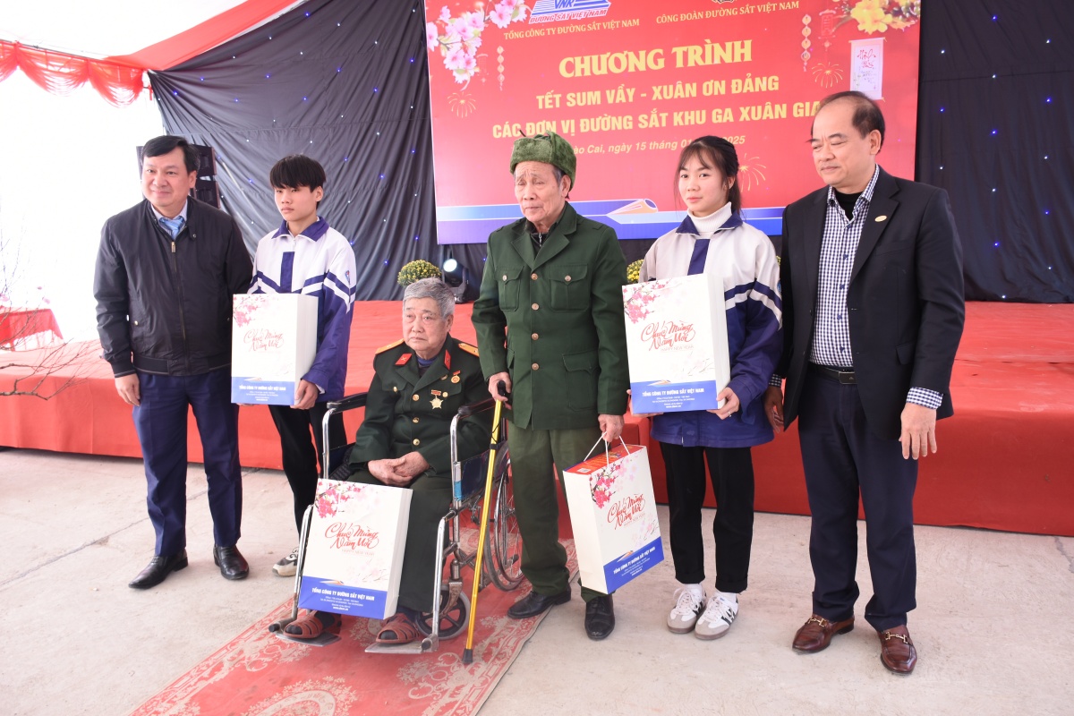 Tết ấm áp, sum vầy bên đường ray của người lao động đường sắt