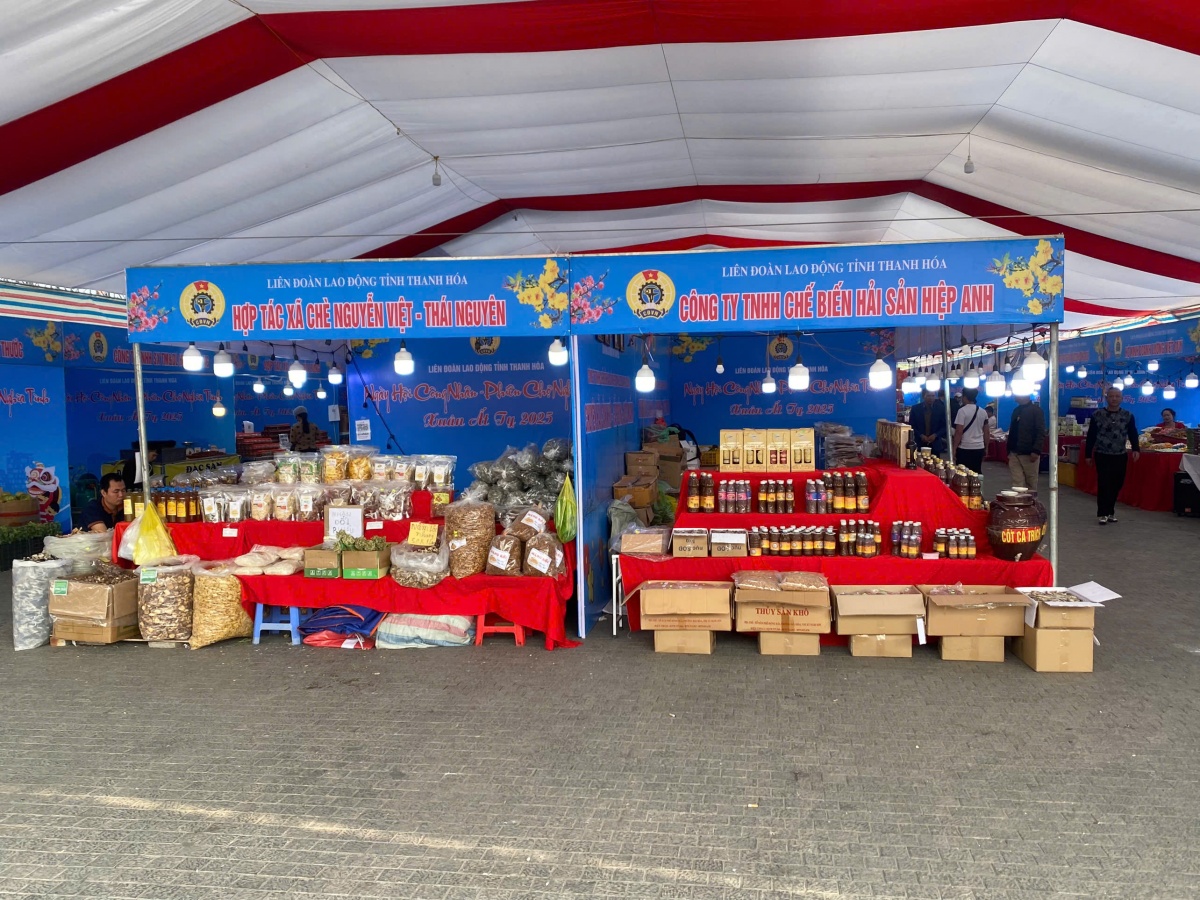 Chợ Tết Công đoàn: Trăn trở phía sau những niềm vui