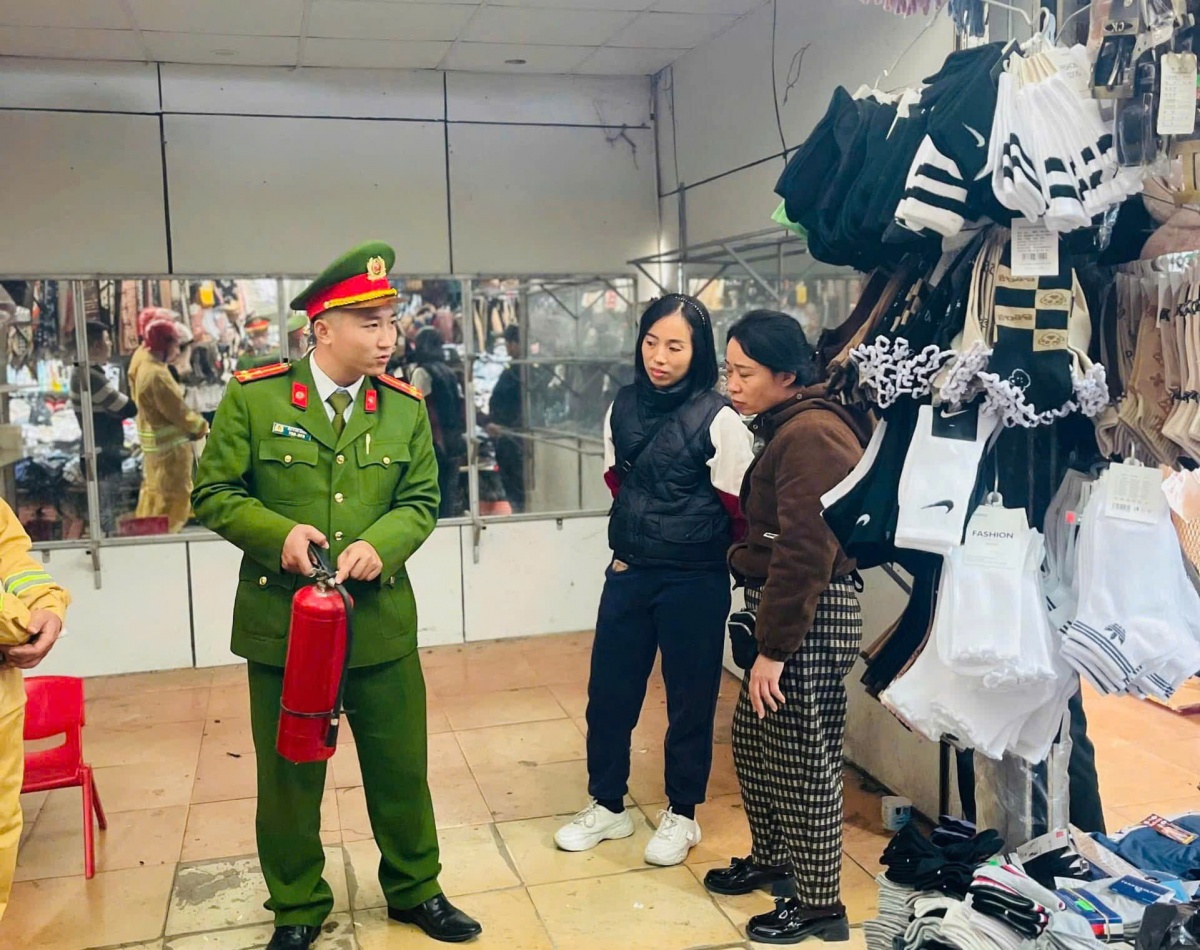 Khi có cháy, cần hô hoán và dập tắt những ngọn lửa nhỏ trước khi lan rộng