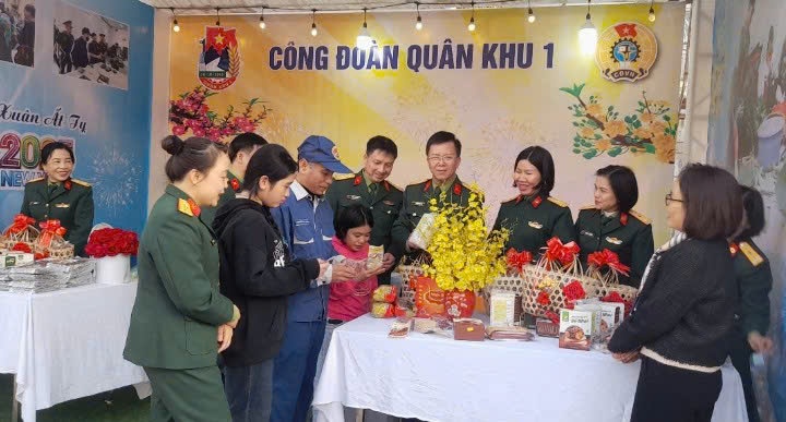 Chợ Tết Công đoàn: Mua sắm an toàn, đón Tết ấm áp