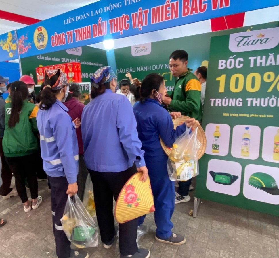 Chợ Tết Công đoàn: Trăn trở phía sau những niềm vui