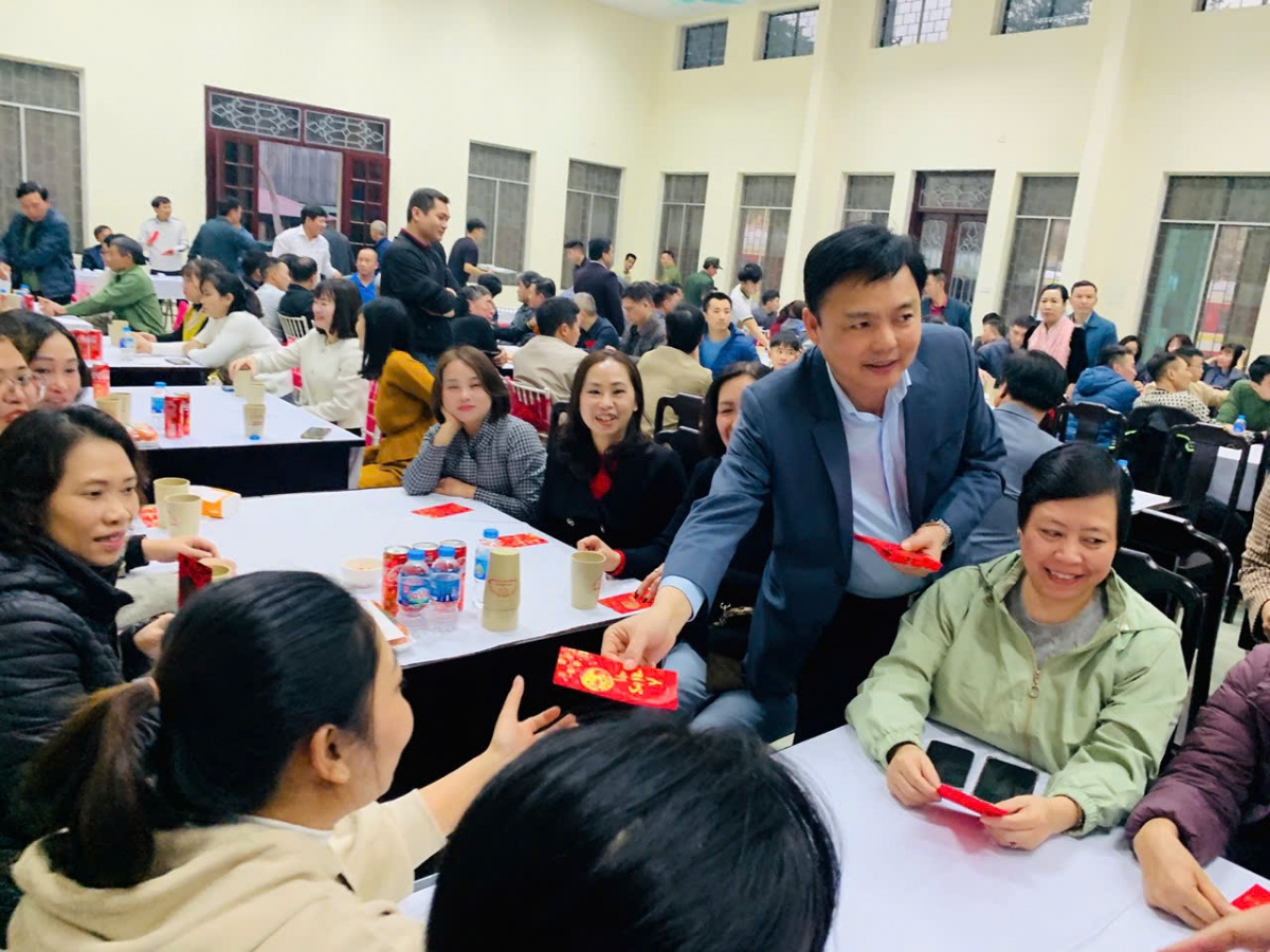 “Tết Sum vầy - Xuân ơn Đảng”: Tri ân những người lao động thầm lặng ngành đường sắt