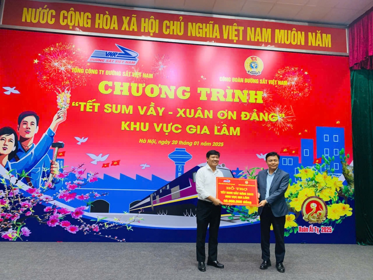 “Tết Sum vầy - Xuân ơn Đảng”: Tri ân những người lao động thầm lặng ngành đường sắt