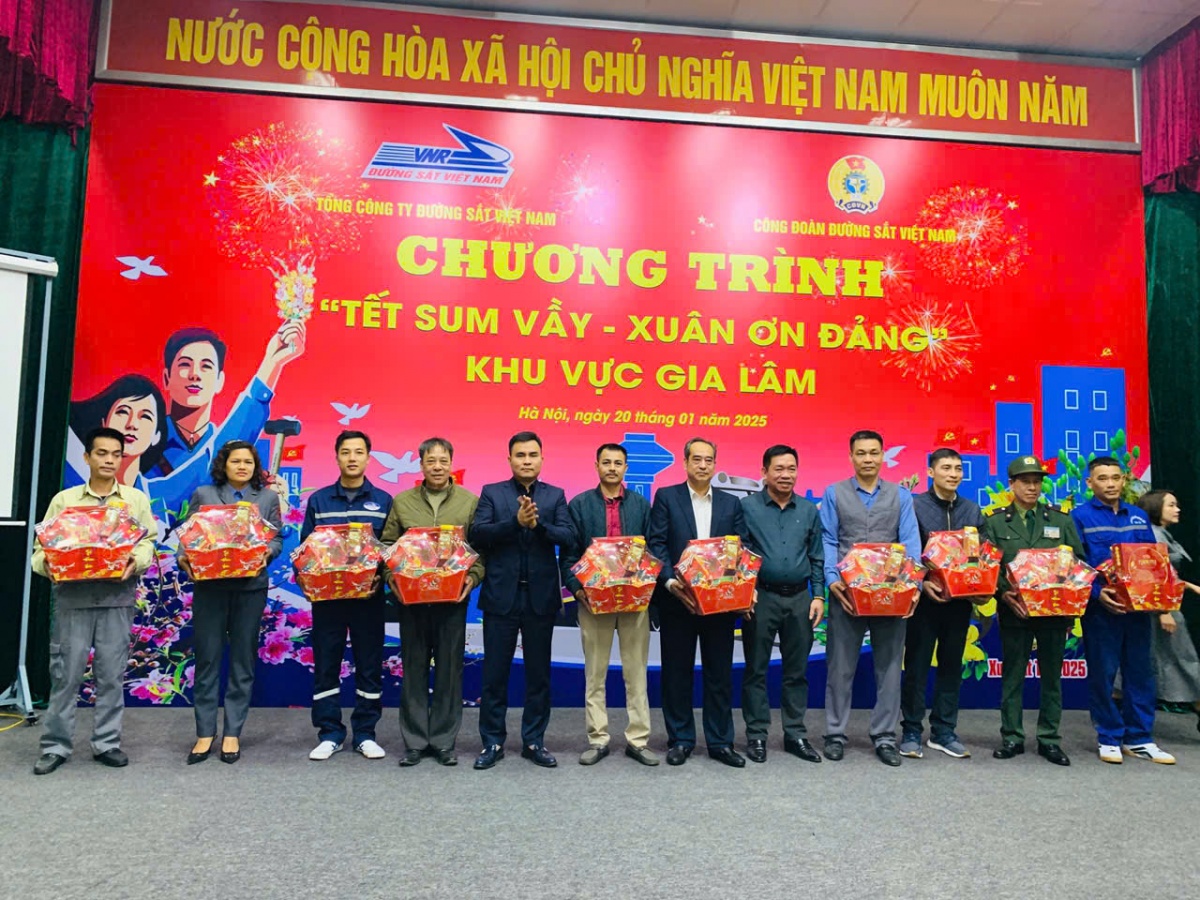 “Tết Sum vầy - Xuân ơn Đảng”: Tri ân những người lao động thầm lặng ngành đường sắt