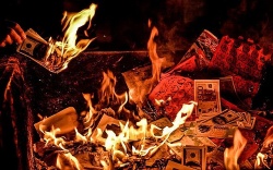 Cảnh báo nguy cơ cháy nổ và ô nhiễm từ đốt vàng mã