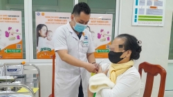 Người dân Huế và Đà Nẵng chủ động phòng tránh các bệnh đường hô hấp