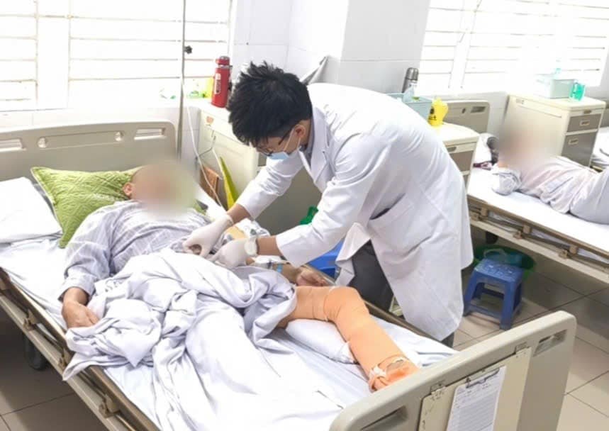 Dán cao, xoa dầu sau ngã: Người đàn ông suýt mất chân vì hoại tử