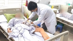 Dán cao, xoa dầu sau ngã: Người đàn ông suýt mất chân vì hoại tử