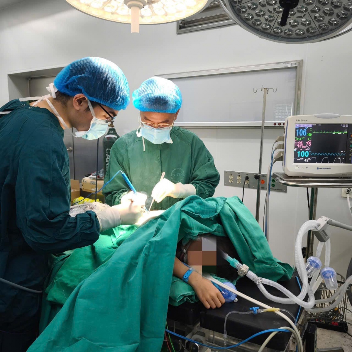 Câu chuyện của bé trai 8 tuổi và bệnh lý phổi hiếm gặp sau cú ngã