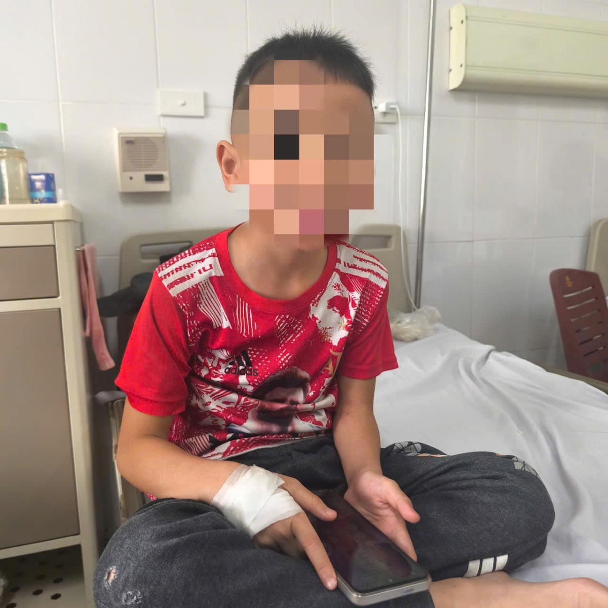 Câu chuyện của bé trai 8 tuổi và bệnh lý phổi hiếm gặp sau cú ngã