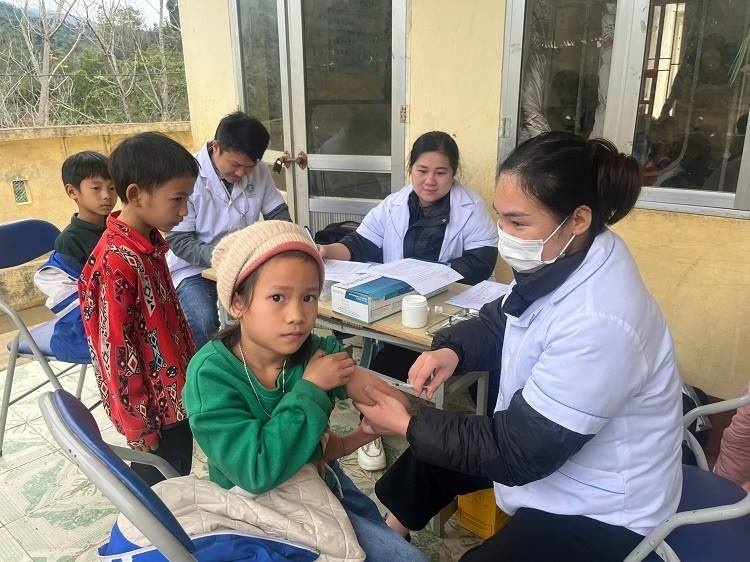 Bé hai tuổi ở Cao Bằng tử vong nghi do sởi và nguy cơ dịch bùng phát trên toàn quốc