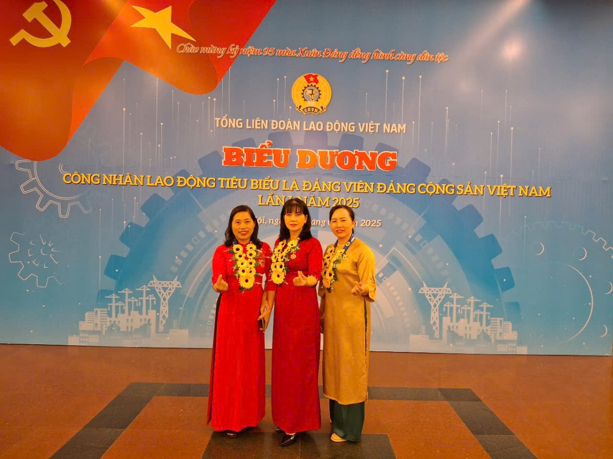 Nữ công nhân tiên phong số hóa công tác vệ sinh môi trường