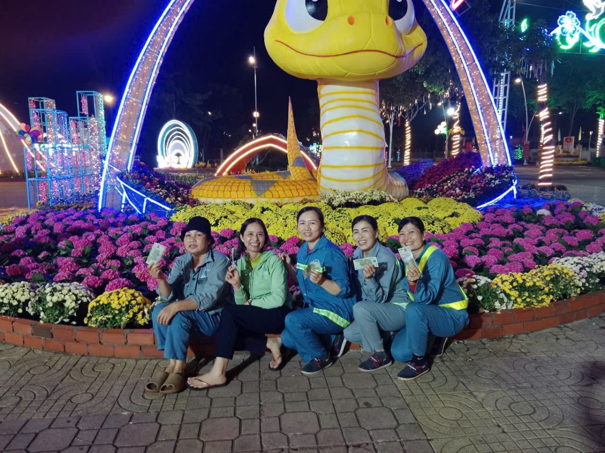 Nữ công nhân tiên phong số hóa công tác vệ sinh môi trường