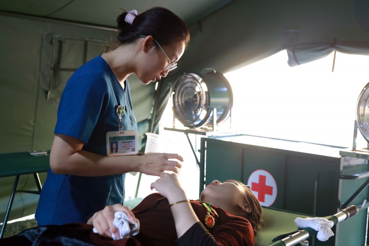 Xem diễu binh 30/4: Chuyên gia mách “bí quyết” đảm bảo an toàn sức khỏe giữa nắng nóng