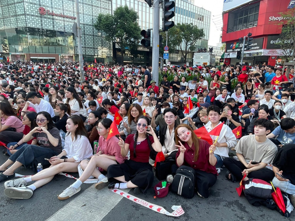 Xem diễu binh 30/4: Chuyên gia mách “bí quyết” đảm bảo an toàn sức khỏe giữa nắng nóng