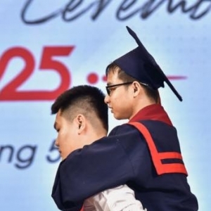 Đằng sau khoảnh khắc cõng bạn lên nhận bằng