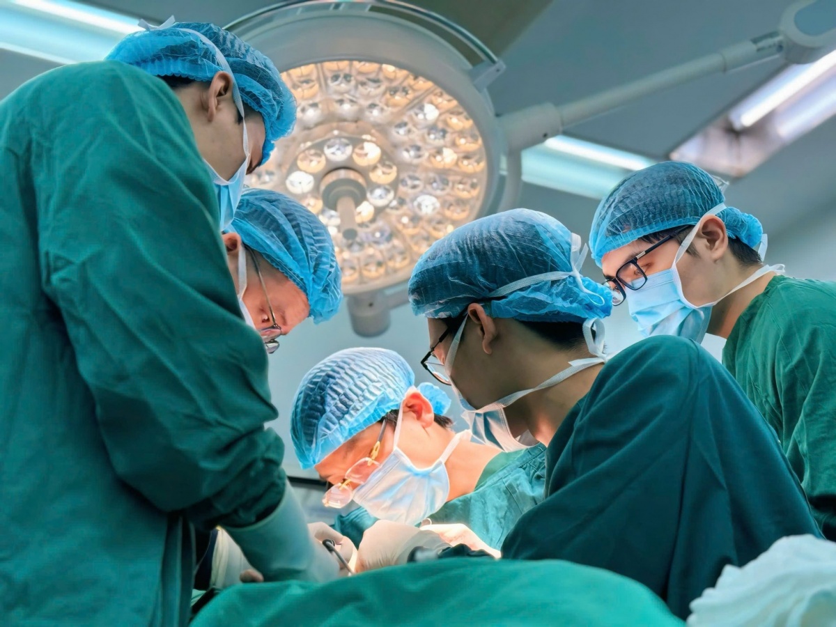 Đeo găng tay rộng, công nhân trẻ đứt lìa ngón tay