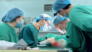 Đeo găng tay rộng, công nhân trẻ đứt lìa ngón tay