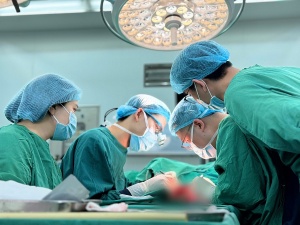 Đeo găng tay rộng, công nhân trẻ đứt lìa ngón tay