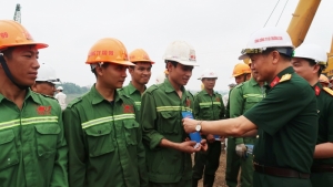 Công đoàn Quốc phòng và Binh đoàn 12 chăm lo đời sống người lao động tại công trường cầu Phong Châu