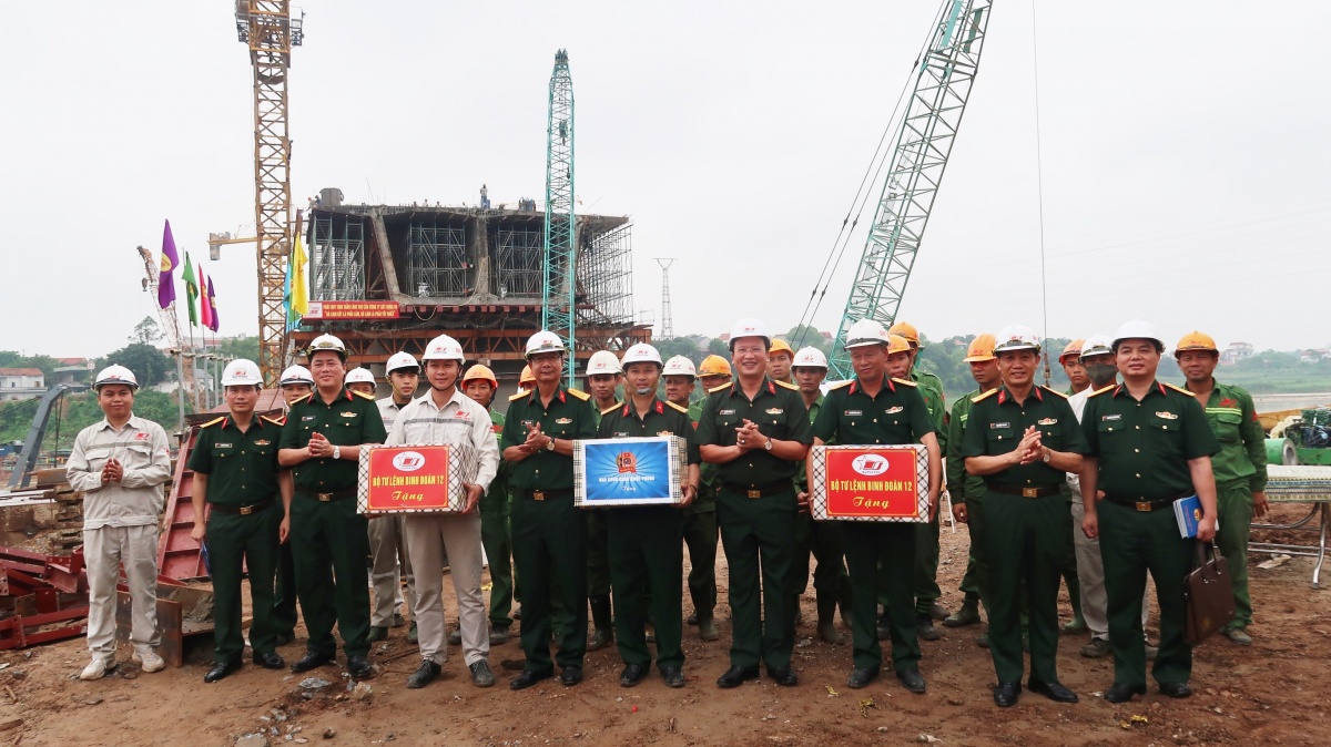 Công đoàn Quốc phòng và Binh đoàn 12 chăm lo đời sống người lao động tại công trường cầu Phong Châu