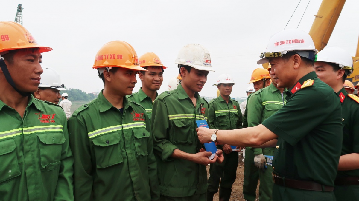 Công đoàn Quốc phòng và Binh đoàn 12 chăm lo đời sống người lao động tại công trường cầu Phong Châu