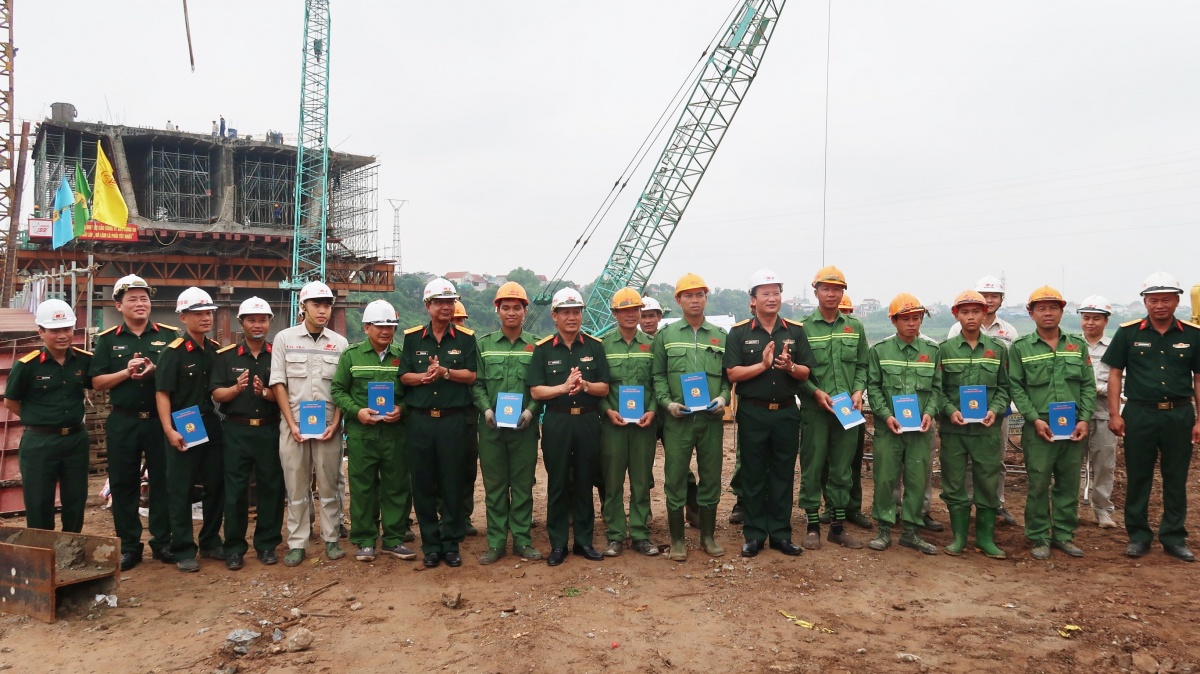 Công đoàn Quốc phòng và Binh đoàn 12 chăm lo đời sống người lao động tại công trường cầu Phong Châu