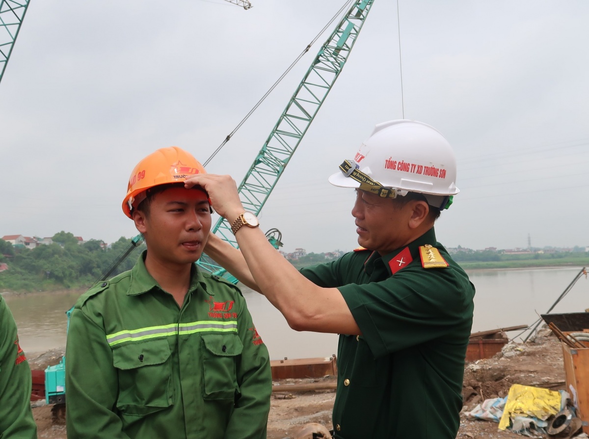 Công đoàn Quốc phòng và Binh đoàn 12 chăm lo đời sống người lao động tại công trường cầu Phong Châu