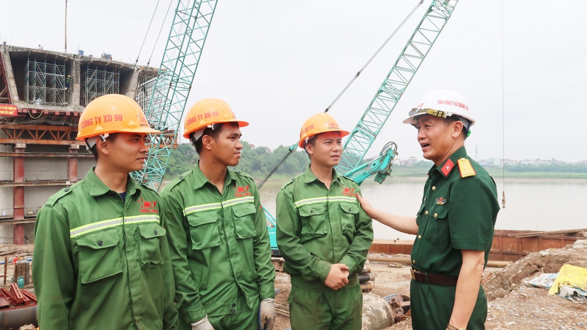 Công đoàn Quốc phòng và Binh đoàn 12 chăm lo đời sống người lao động tại công trường cầu Phong Châu