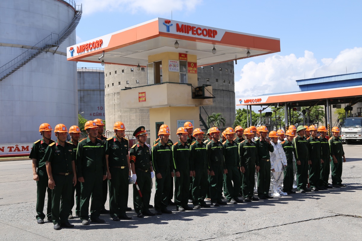 Phòng chống cháy nổ – Vấn đề sống còn trong công tác an toàn vệ sinh lao động tại Xăng dầu Quân đội KV1 Phòng chống cháy nổ – Vấn đề sống còn trong công tác an toàn vệ sinh lao động tại Xăng dầu Quân đội KV1