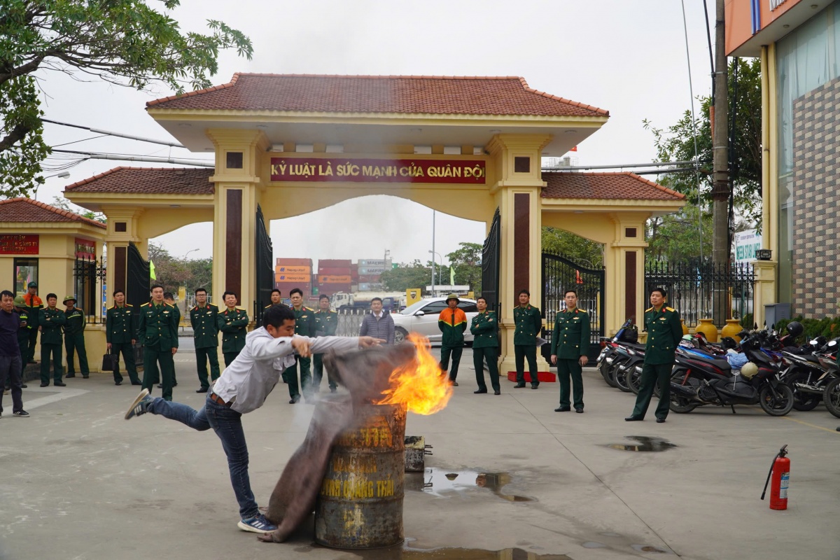 Phòng chống cháy nổ – Vấn đề sống còn trong công tác an toàn vệ sinh lao động tại Xăng dầu Quân đội KV1 Phòng chống cháy nổ – Vấn đề sống còn trong công tác an toàn vệ sinh lao động tại Xăng dầu Quân đội KV1