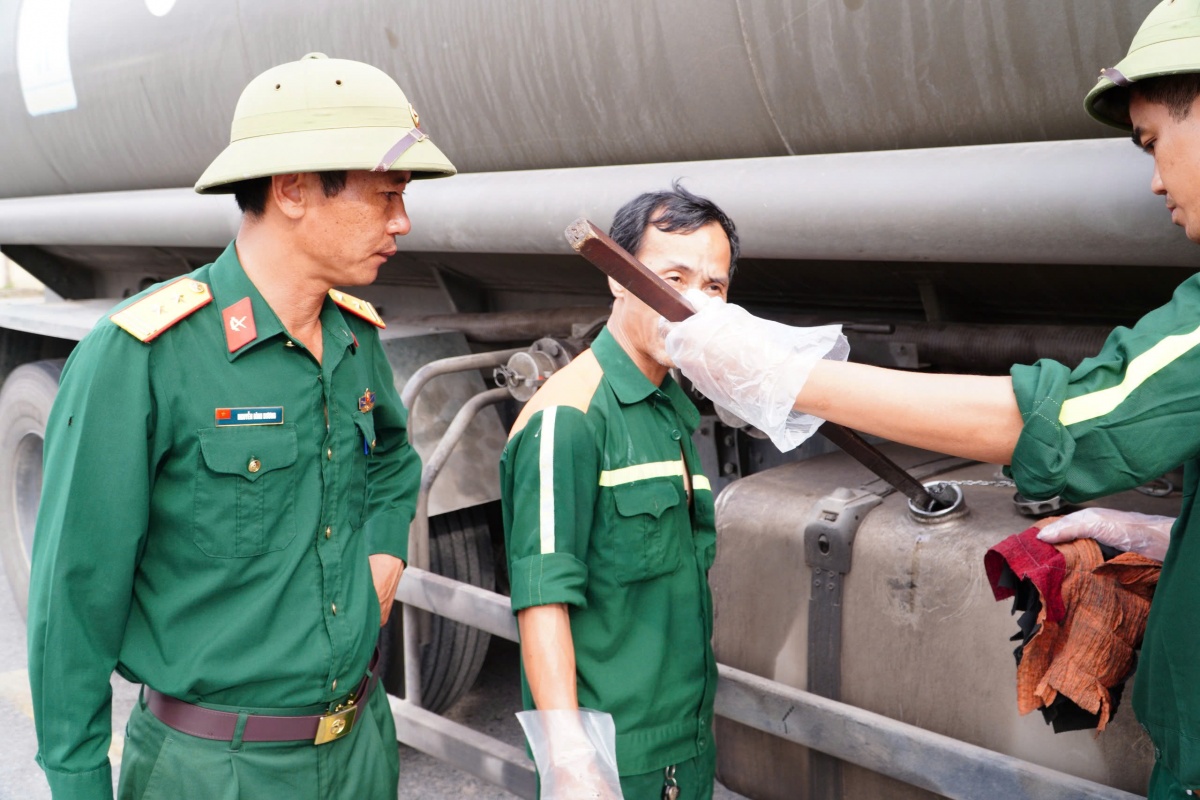 Phòng chống cháy nổ – Vấn đề sống còn trong công tác an toàn vệ sinh lao động tại Xăng dầu Quân đội KV1 Phòng chống cháy nổ – Vấn đề sống còn trong công tác an toàn vệ sinh lao động tại Xăng dầu Quân đội KV1