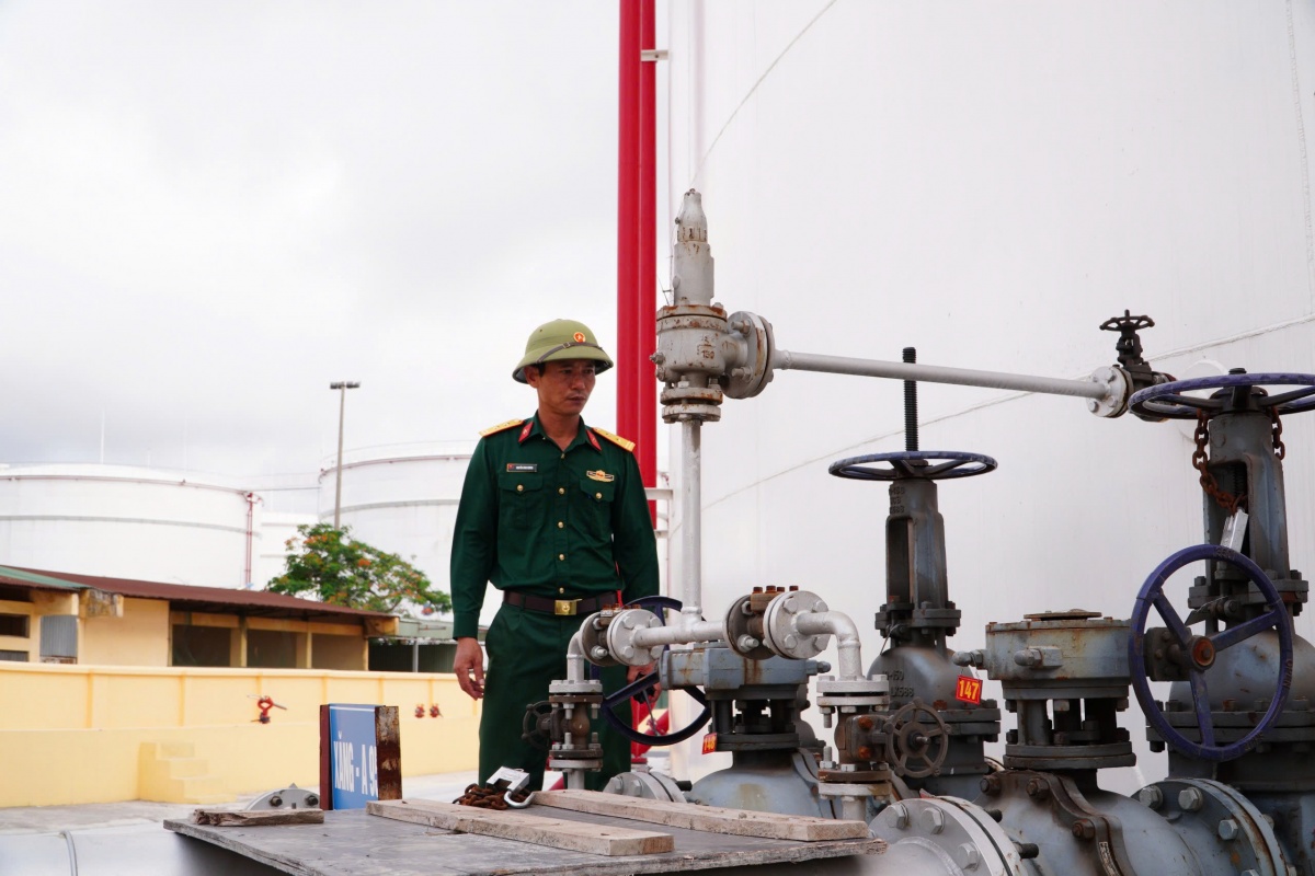 Phòng chống cháy nổ – Vấn đề sống còn trong công tác an toàn vệ sinh lao động tại Xăng dầu Quân đội KV1 Phòng chống cháy nổ – Vấn đề sống còn trong công tác an toàn vệ sinh lao động tại Xăng dầu Quân đội KV1