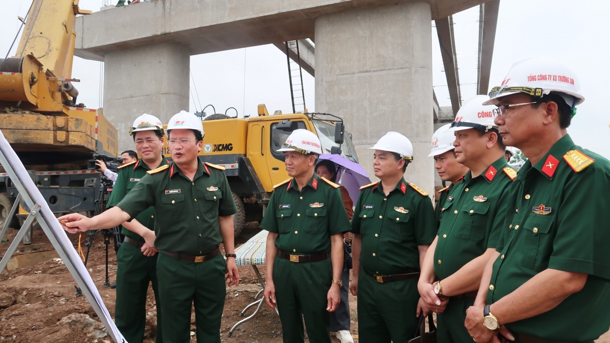 Cầu Phong Châu mới: Vượt lũ, vượt tiến độ - luôn chú trọng an toàn